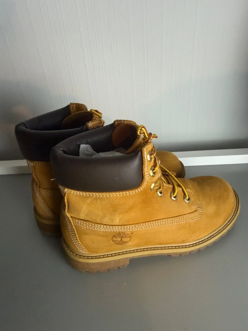 Timberland Wheat Nubuck Lace-Up Boots with Dark Collar 4 M Kids
